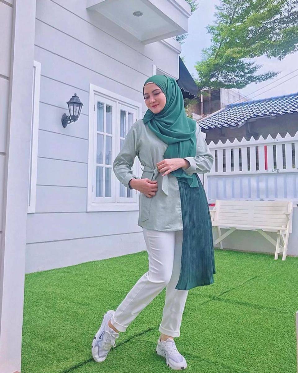 inspirasi OOTD dengan hijab ala Natalie Sarah (instagram.com/natalie_sarahs)