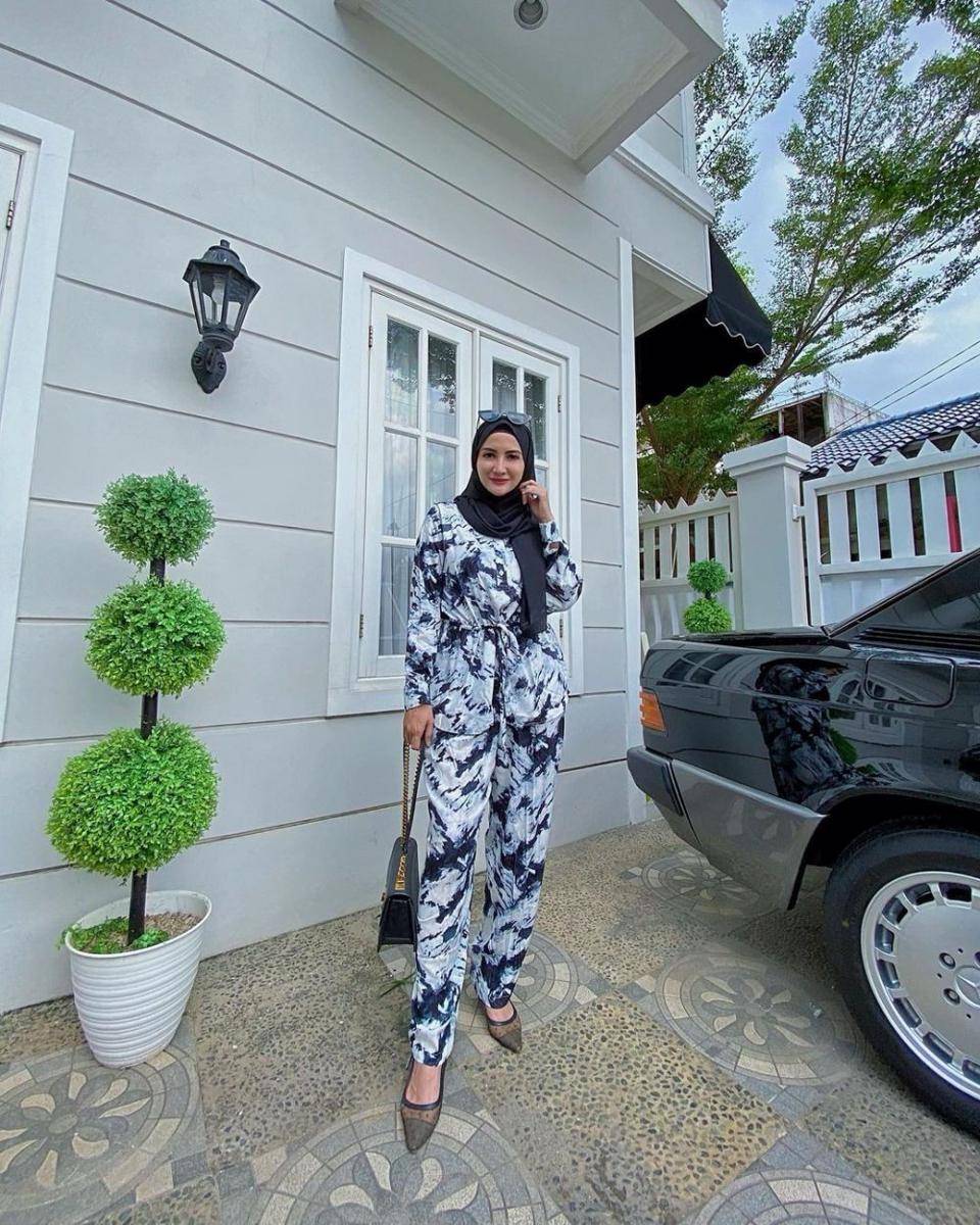 inspirasi OOTD dengan hijab ala Natalie Sarah (instagram.com/natalie_sarahs)