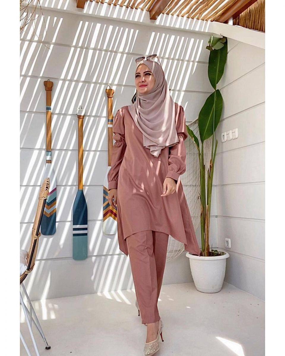 inspirasi OOTD dengan hijab ala Natalie Sarah (instagram.com/natalie_sarahs)