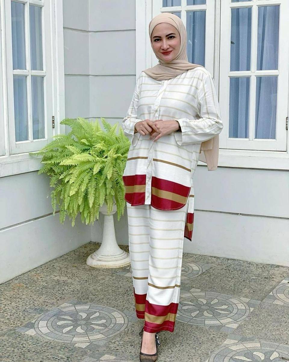 inspirasi OOTD dengan hijab ala Natalie Sarah (instagram.com/natalie_sarahs)