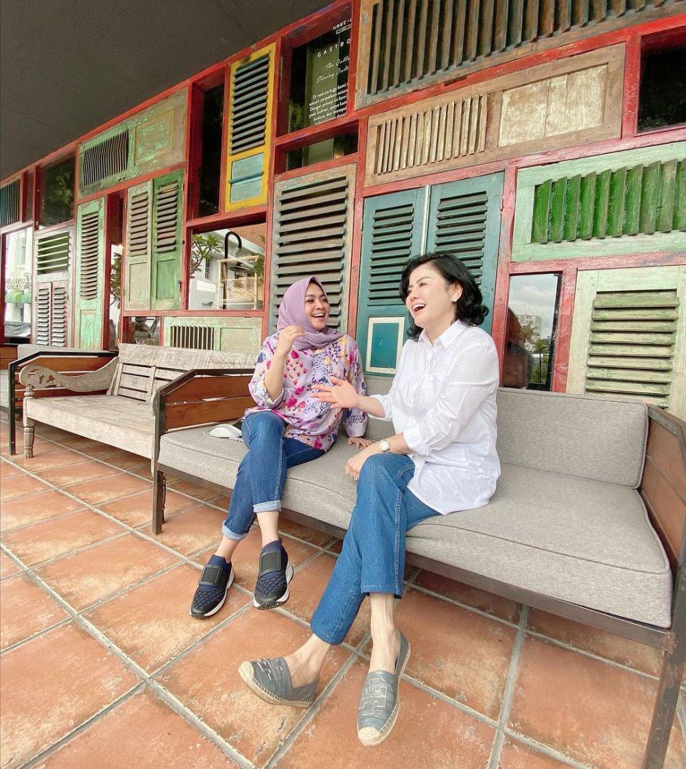 9 Potret Akrab Mama Rieta dan Mom Desiree, Duo Mami Artis Bestie Abis