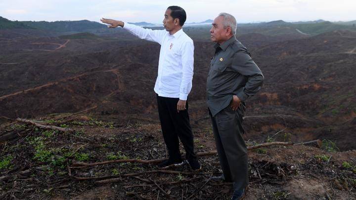 Presiden Joko "Jokowi" Widodo (kiri) ketika meninjau lokasi ibu kota baru bersama Gubernur Kalimantan Timur, Isran Noor (kanan) (ANTARA FOTO/Akbar Nugroho Gumay)