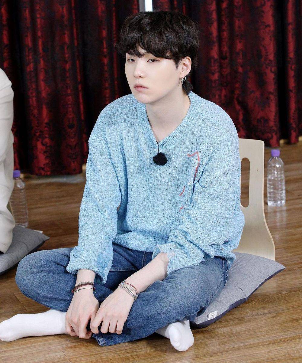 ide mix and match outfit ala Suga BTS (Instagram.com/bighit_ent)