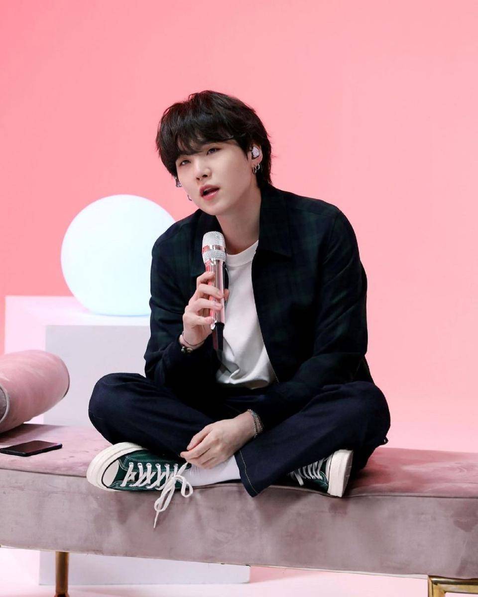 ide mix and match outfit ala Suga BTS (Instagram.com/bighit.music)