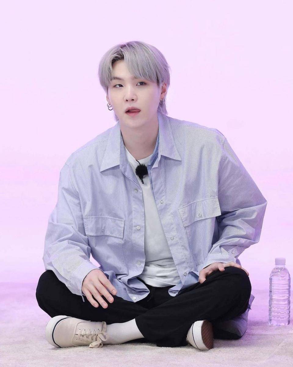 ide mix and match outfit ala Suga BTS (Instagram.com/bighit.music)