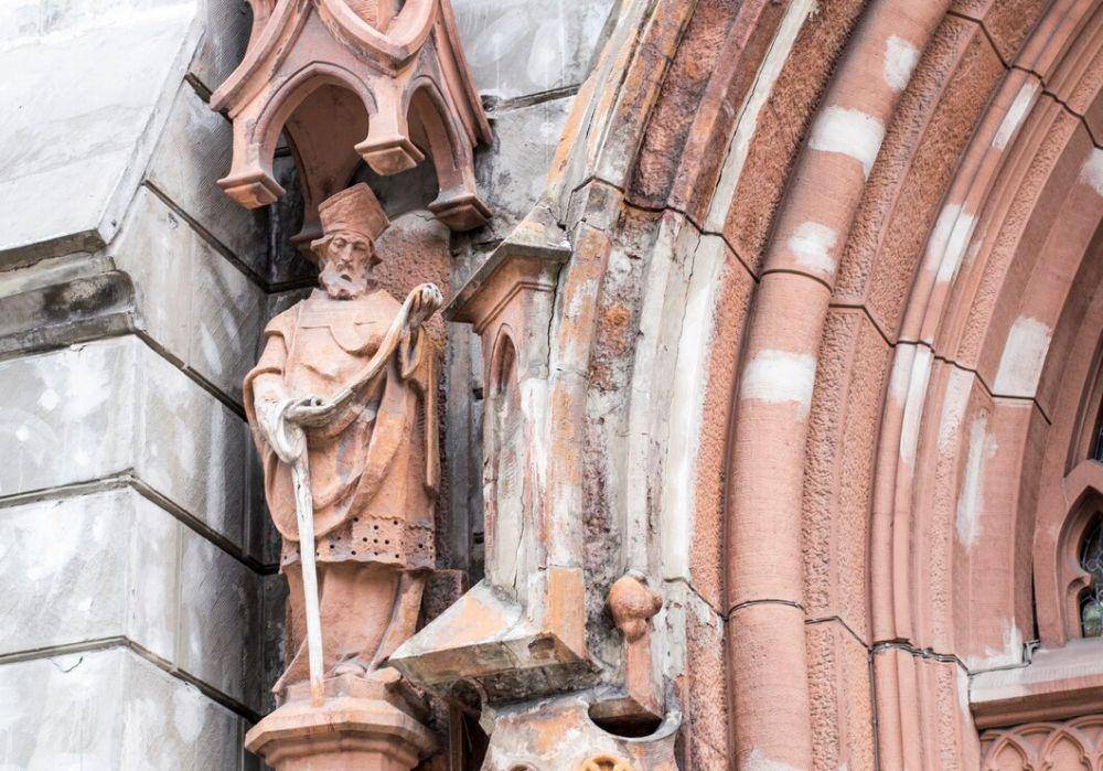 potret salah satu pahatan patung di bagian luar Gereja Santo Nicholas Kyiv (freepik.com)