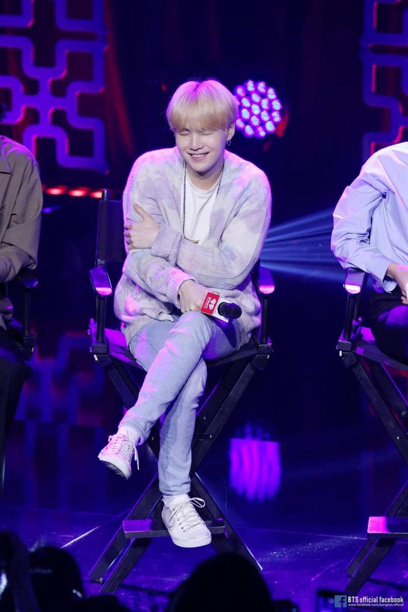 ide mix and match outfit ala Suga BTS (Facebook.com/bangtan.official)