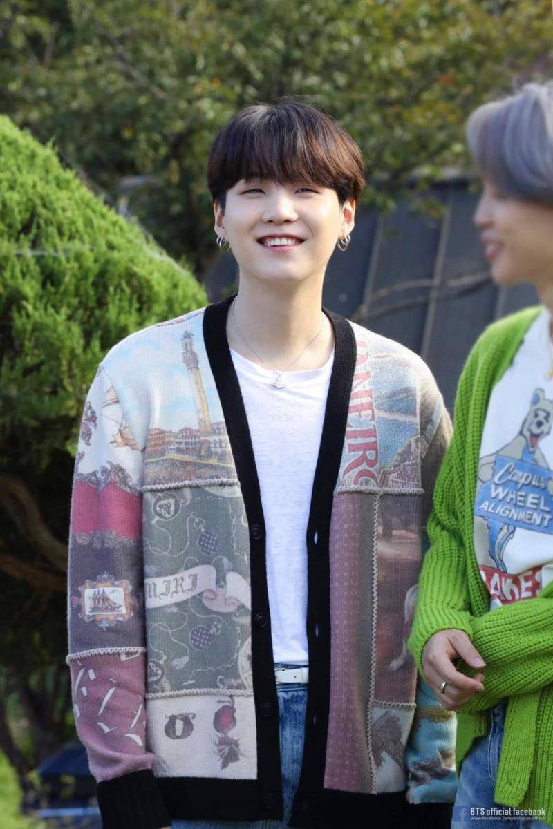 ide mix and match outfit ala Suga BTS (Facebook.com/bangtan.official)