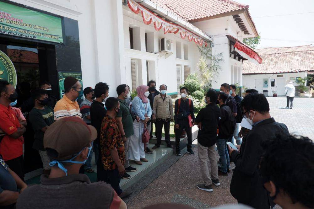Tim Advokasi Melawan Pencemaran Lingkungan Pekalongan melaporkan kasus kriminalisasi warga oleh PT Pajitex ke pihak berwenang. (dok. Walhi Jateng)