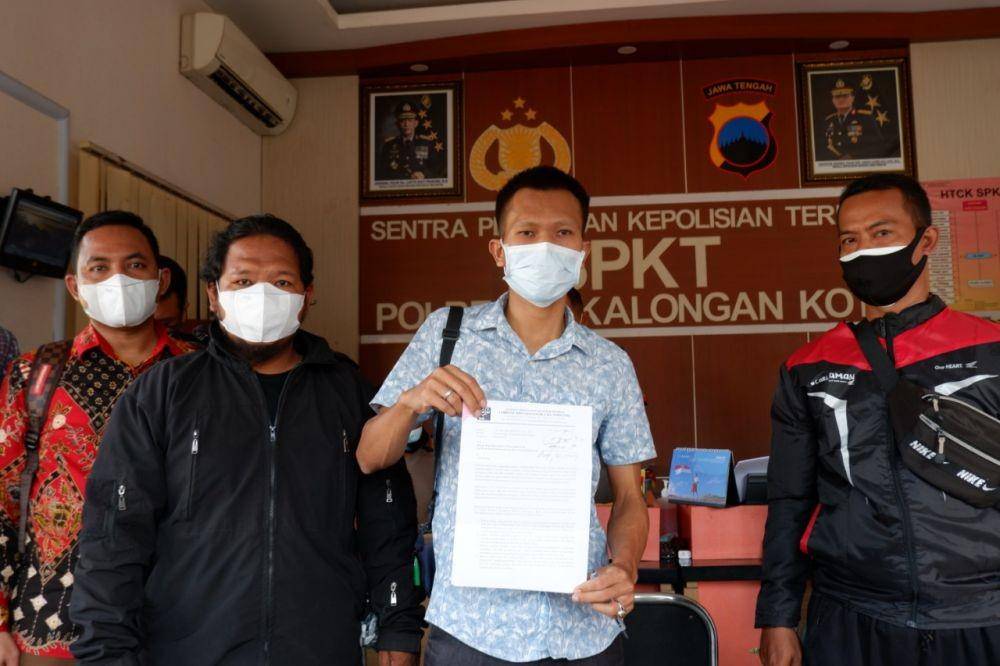Tim Advokasi Melawan Pencemaran Lingkungan Pekalongan melaporkan kasus kriminalisasi warga oleh PT Pajitex ke pihak berwenang. (dok. Walhi Jateng)