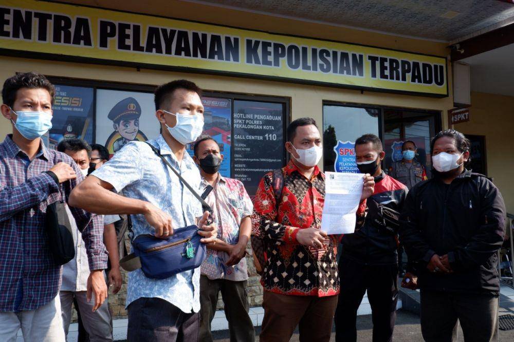 Tim Advokasi Melawan Pencemaran Lingkungan Pekalongan melaporkan kasus kriminalisasi warga oleh PT Pajitex ke pihak berwenang. (dok. Walhi Jateng)