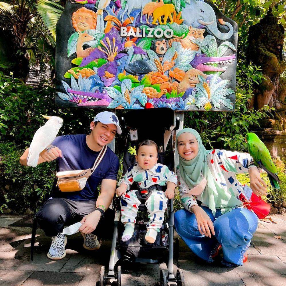 potret Zaskia Sungkar dan Irwansyah bersama anak ke kebun binatang (instagram.com/irwansyah_15)