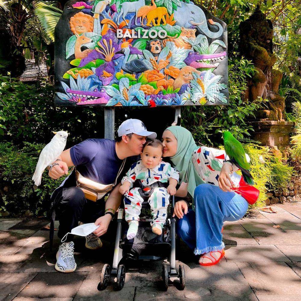 potret Zaskia Sungkar dan Irwansyah bersama anak ke kebun binatang (instagram.com/irwansyah_15)