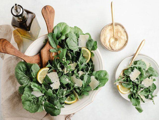 ilustrasi salad rucola jeruk bali (unsplash.com/Leigh Skomal)