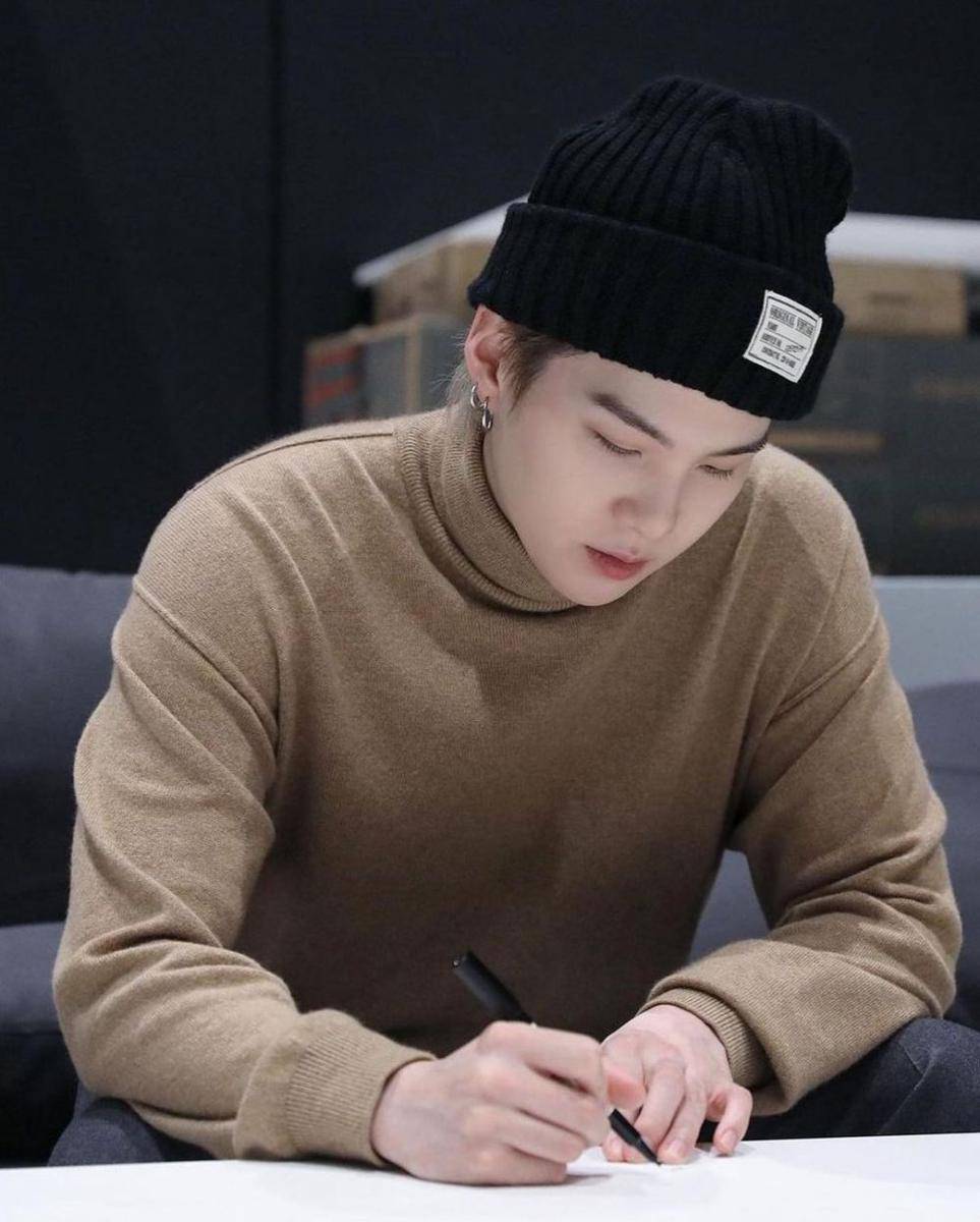 ide mix and match outfit ala Suga BTS (Instagram.com/minsuga.ad)