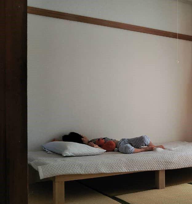 tempat tidur minimal (instagram.com/nabe_ie)