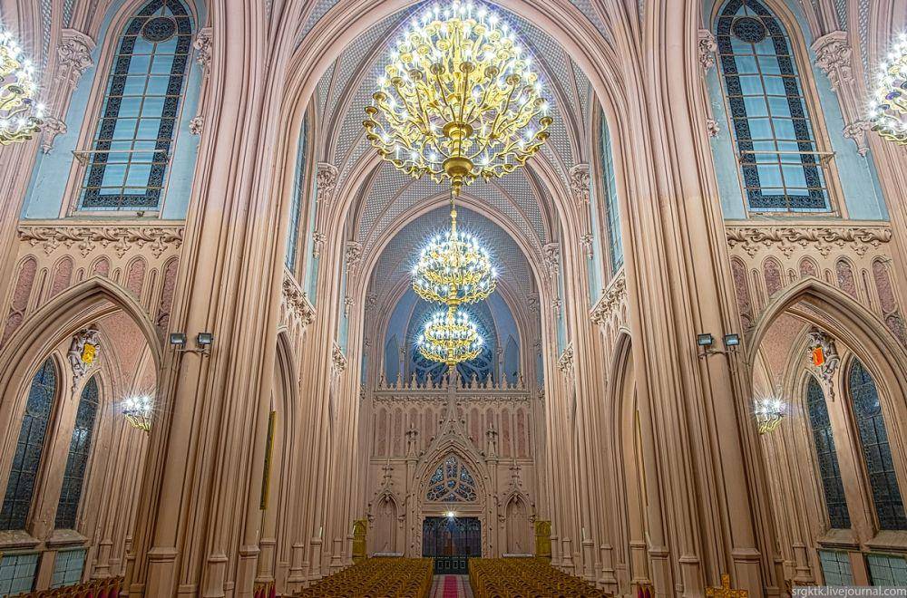 potret interior Gereja Santo Nicholas yang megah (ukrainetrek.com)