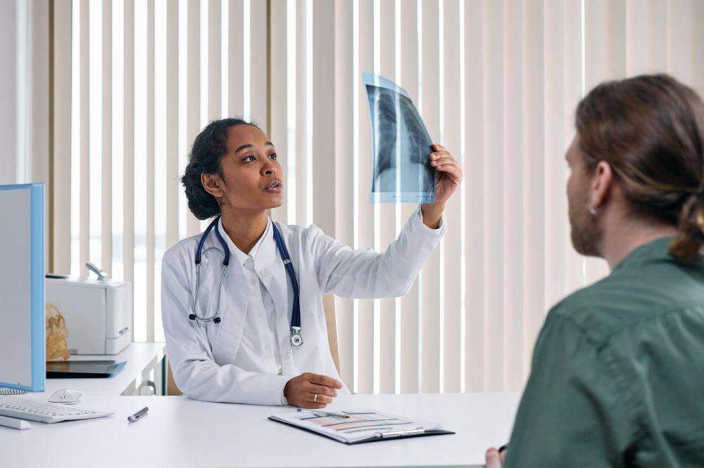 ilustrasi dokter mengamati hasil rontgen (pexels.com/cottonbro)