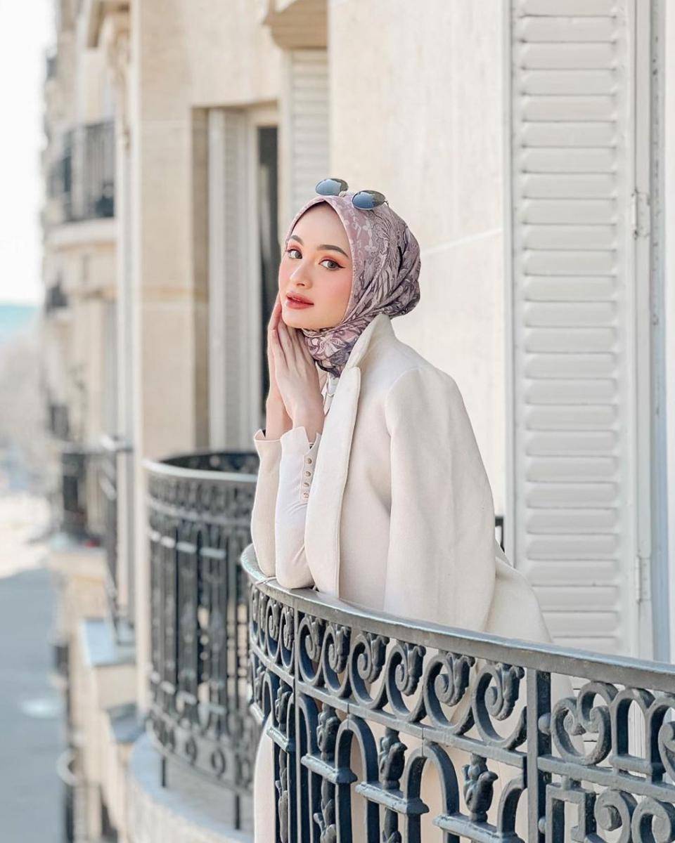 Sabrina Sosiawan dan keluarga di Paris. (instagram.com/sabrinasosiawan)