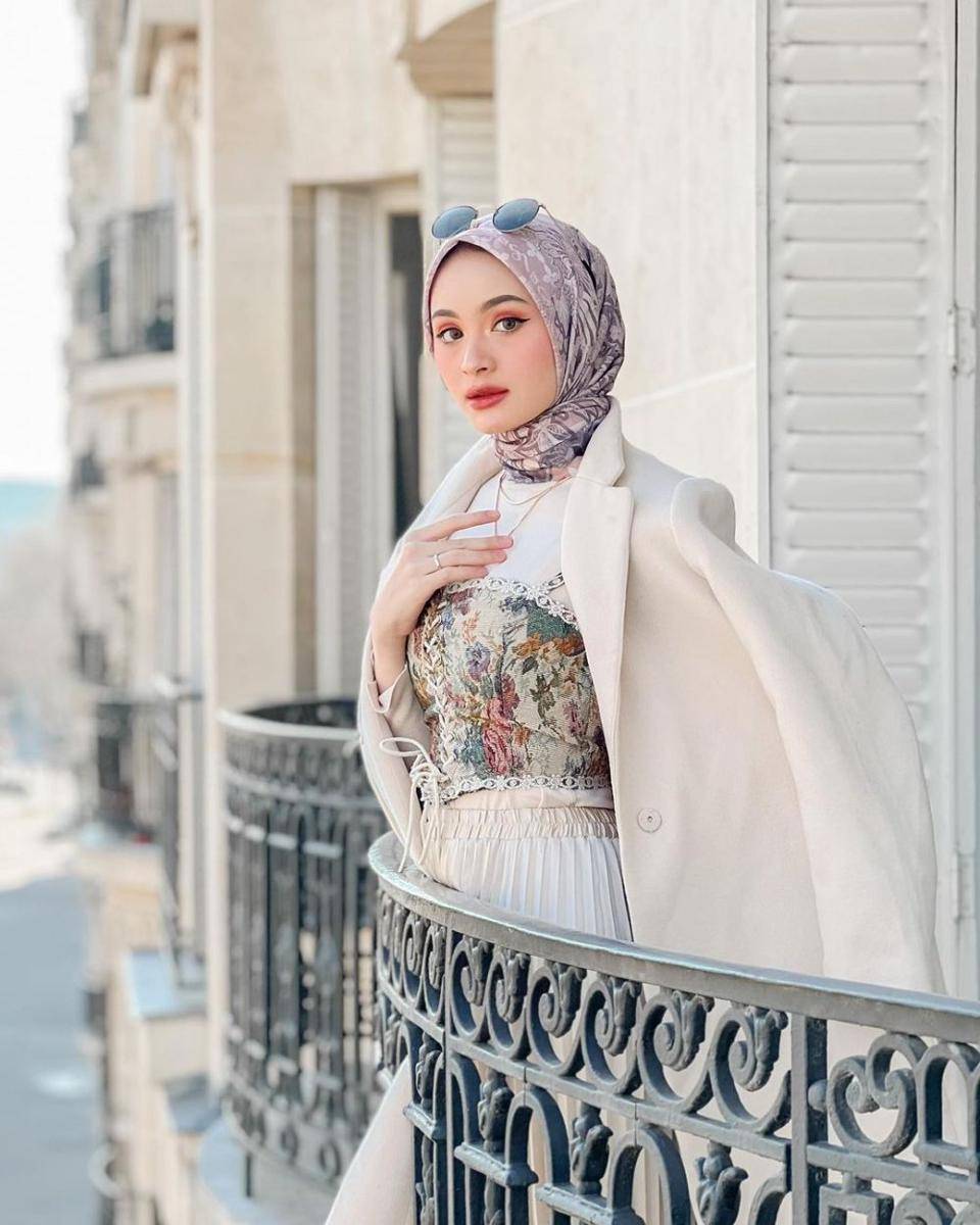 Sabrina Sosiawan dan keluarga di Paris. (instagram.com/sabrinasosiawan)