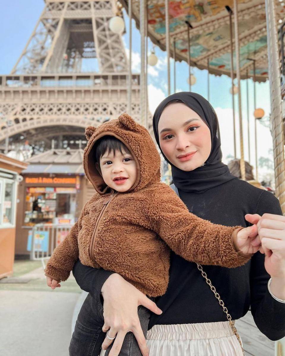 Sabrina Sosiawan dan keluarga di Paris. (instagram.com/sabrinasosiawan)