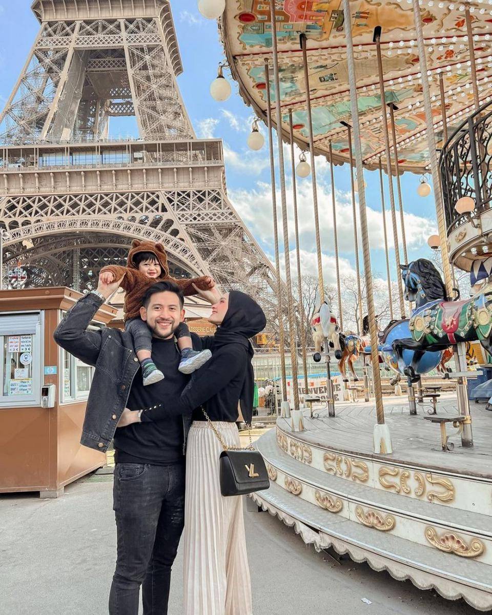 Sabrina Sosiawan dan keluarga di Paris. (instagram.com/sabrinasosiawan)