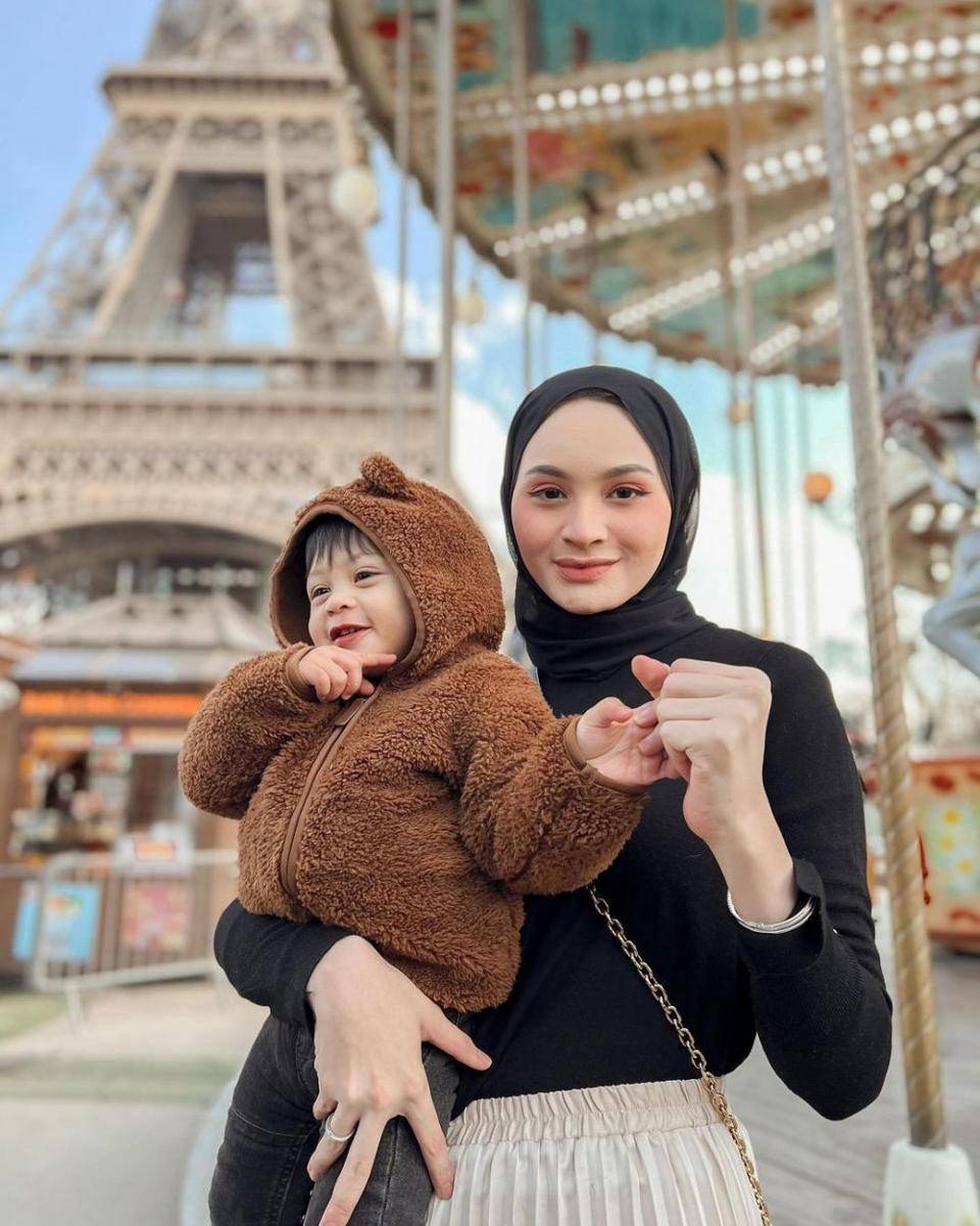 Sabrina Sosiawan dan keluarga di Paris. (instagram.com/sabrinasosiawan)