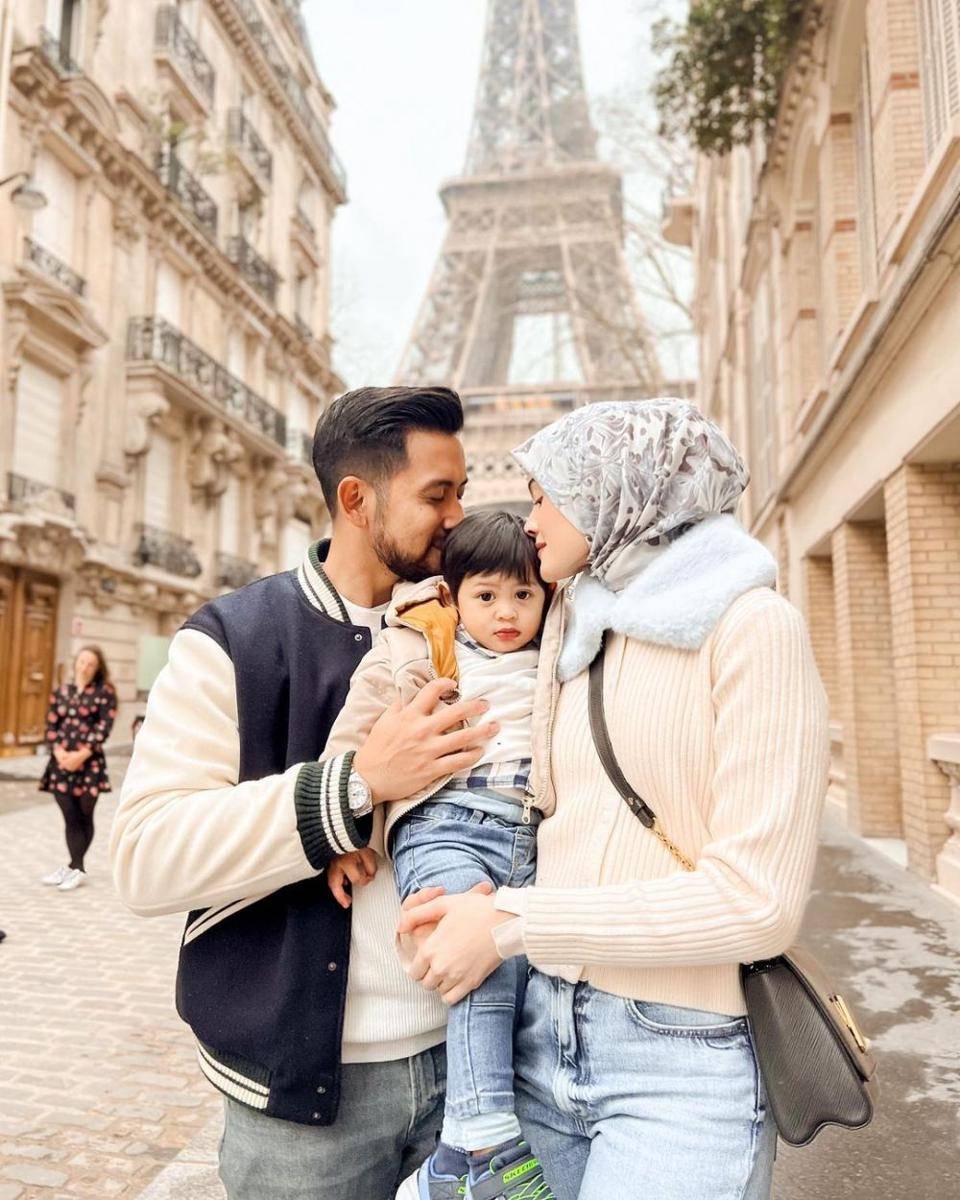 Sabrina Sosiawan dan keluarga di Paris. (instagram.com/sabrinasosiawan)