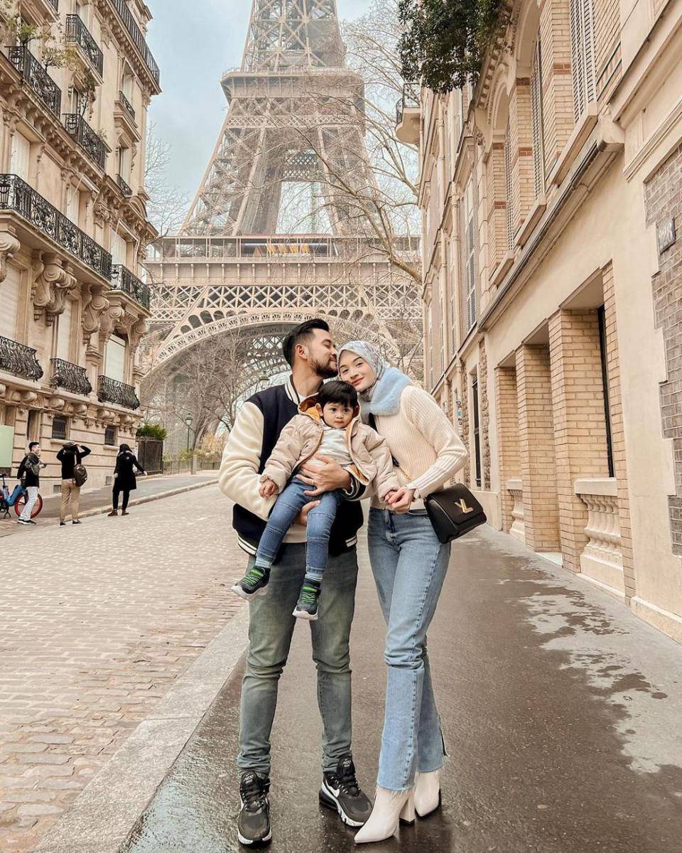 Sabrina Sosiawan dan keluarga di Paris. (instagram.com/sabrinasosiawan)