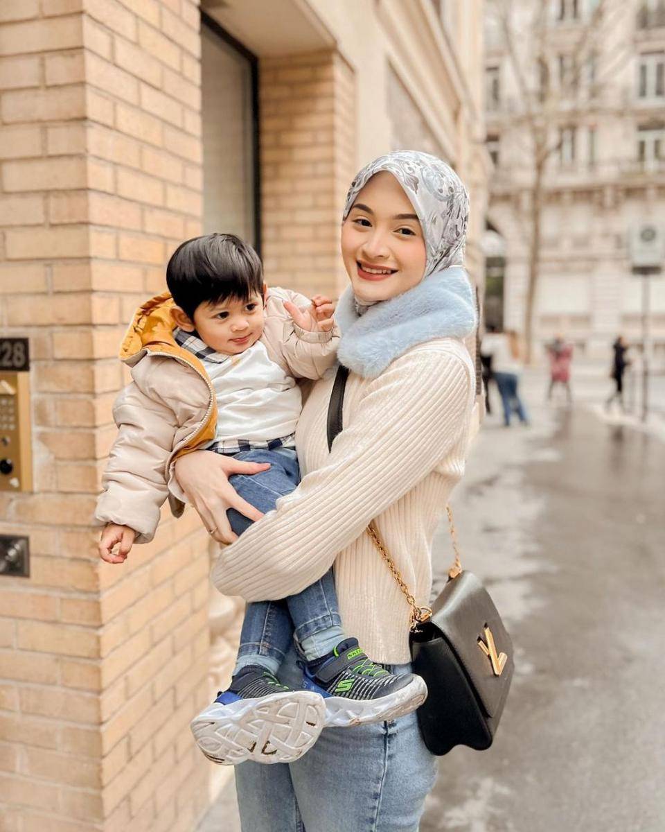 Sabrina Sosiawan dan keluarga di Paris. (instagram.com/sabrinasosiawan)