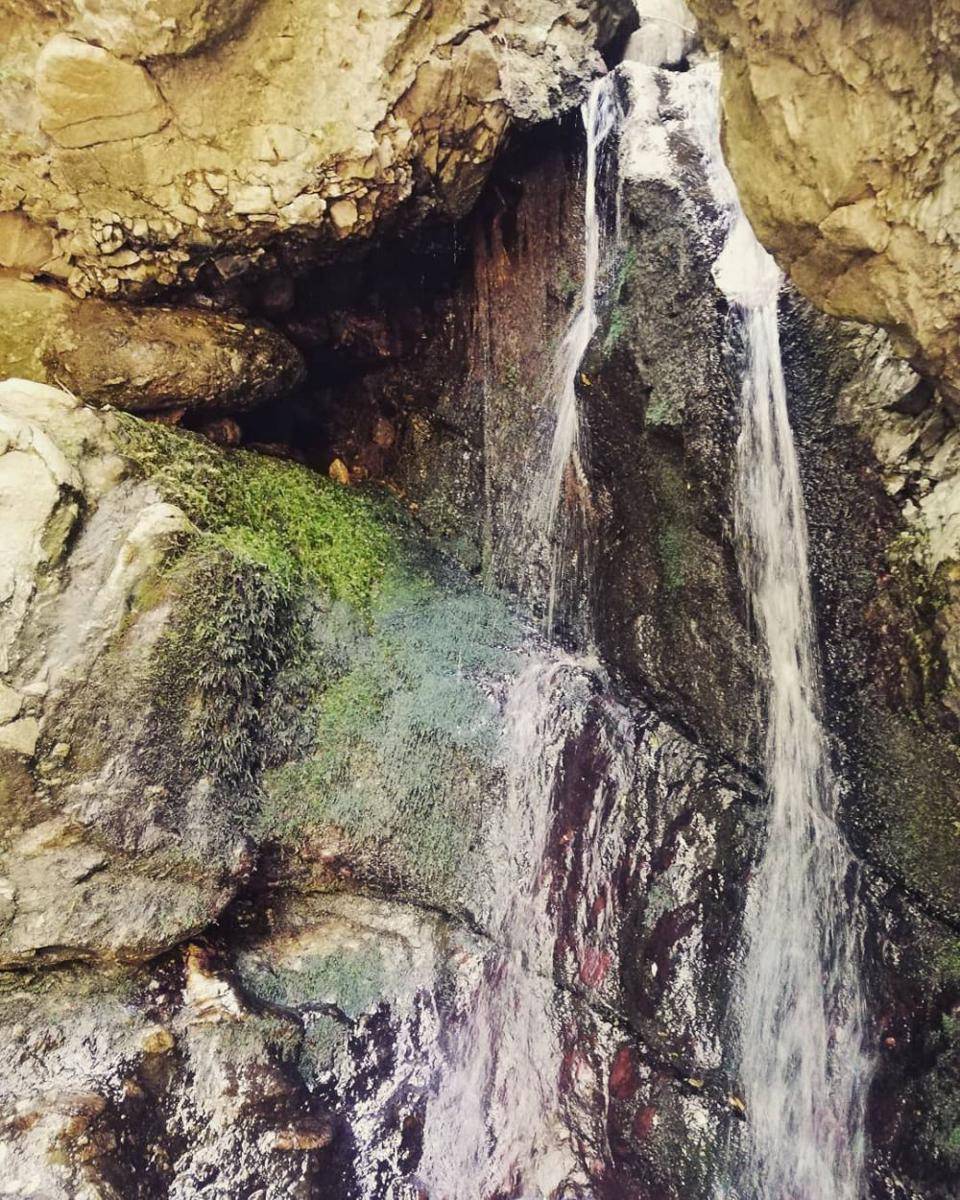 potret Bohemian waterfalls (instagram.com/surrealrealred)