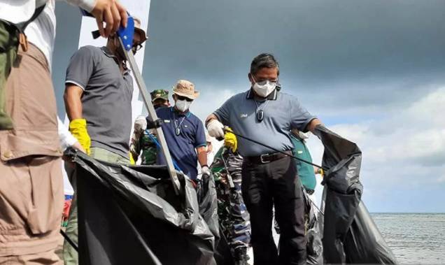 Wakil Menteri LHK, Alue Dohong, saat menggelar kegiatan pointer bersih pantai "Coastal-Clean Up" di Tanjung Pasir, Kecamatan Teluknaga, Kabupaten Tangerang, Banten, Sabtu (12/3/2022). (ANTARA/Azmi Samsul Maarif/aa.)