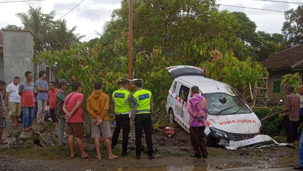 kecelakaan lalu lintas terjadi di Jalan Raya Pekon Banjar Negeri Kecamatan Gunung Alip Kabupaten Tanggamus, Jumat (11/3/2022). (Dok Polres Tanggamus).