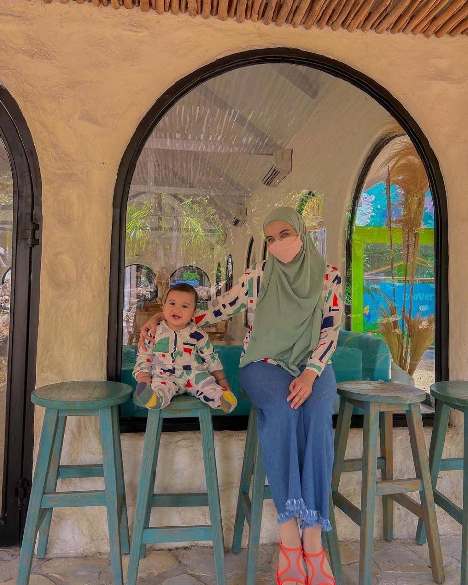 potret Zaskia Sungkar bersama anak ke kebun binatang (instagram.com/zaskiasungkar15)