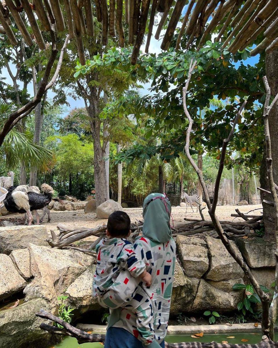 potret Zaskia Sungkar bersama anak ke kebun binatang (instagram.com/zaskiasungkar15)