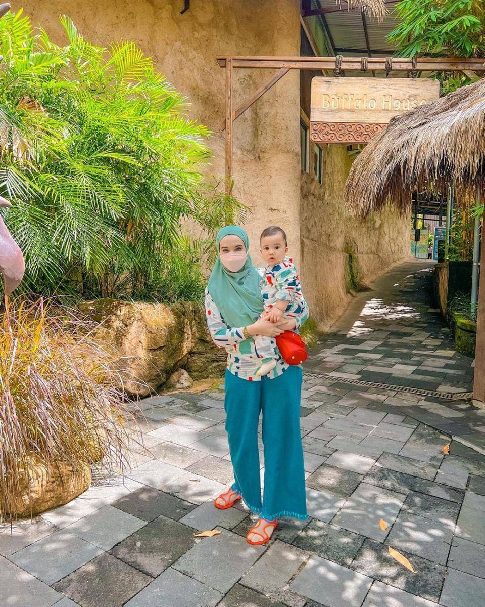 potret Zaskia Sungkar dan anak ke kebun binatang (instagram.com/zaskiasungkar15)