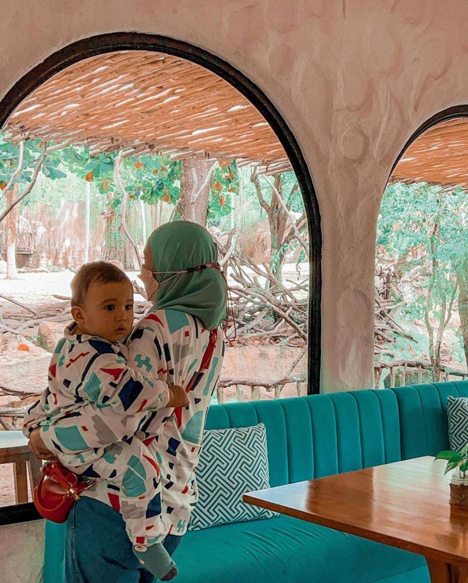 potret Zaskia Sungkar bersama anak ke kebun binatang (instagram.com/zaskiasungkar15)