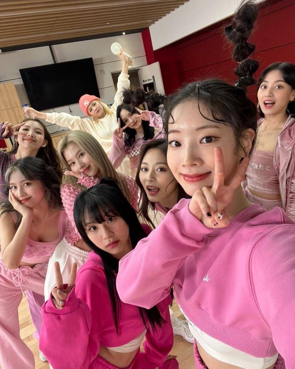 TWICE (instagram.com/twicetagram)