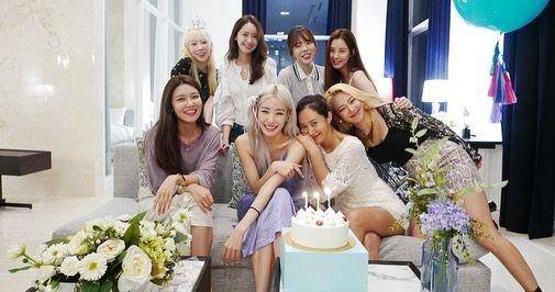 Girls' Generation (instagram.com/taeyeon_ss)