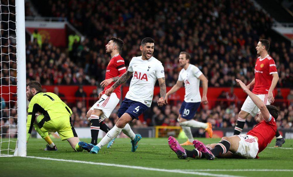 Harry Maguire mencetak gol bunuh diri dan hampir membuat MU gagal menang atas Tottenham di Liga Inggris. (metro.co.uk)