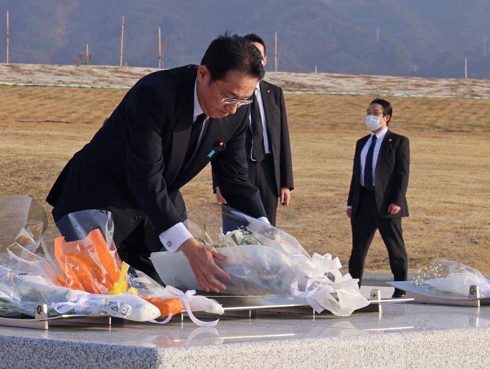 Perdana Menteri Jepang Fumio Kishida mempersembahkan karangan bunga untuk para korban Gempa Bumi dan Tsunami di prefektur Miyagi (12/3/2022). (twitter.com/kishida230)