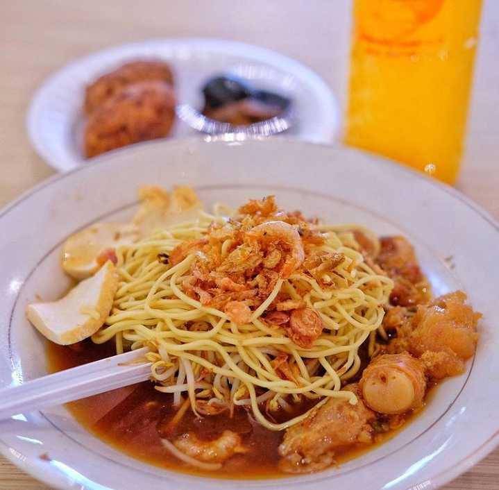 Lontong Mie Ny. Marlia (instagram.com/pikipoto)
