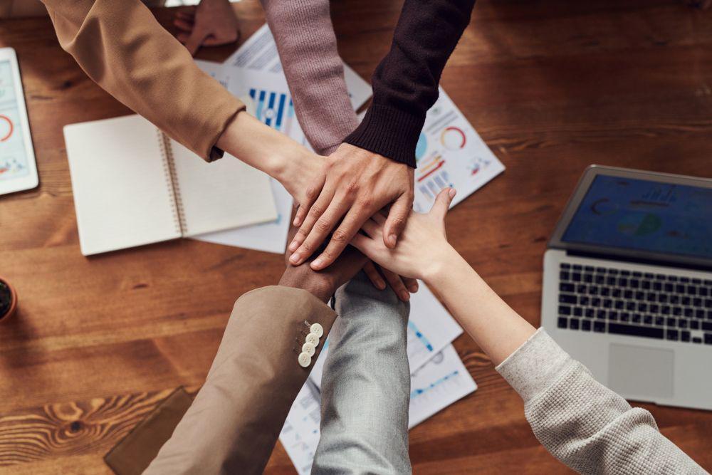 5 Alasan Kamu Gak Perlu Berteman dengan Seisi Kantor