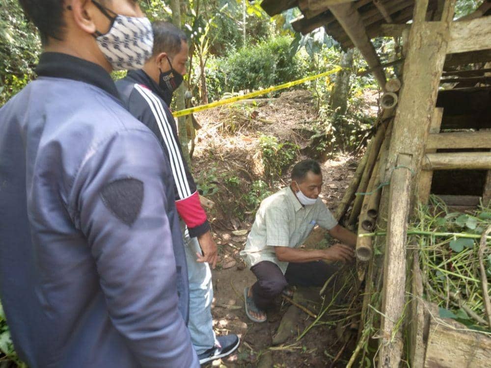 Polisi lakukan olah TKP di kandang kambing tang digasak kawanan pencuri.(doc.Humas Polres Kulon Progo)