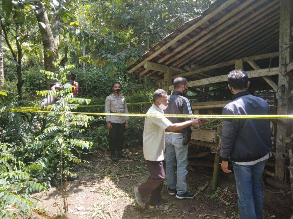 Polisi lakukan olah TKP di kandang kambing tang digasak kawanan pencuri.(doc.Humas Polres Kulon Progo)