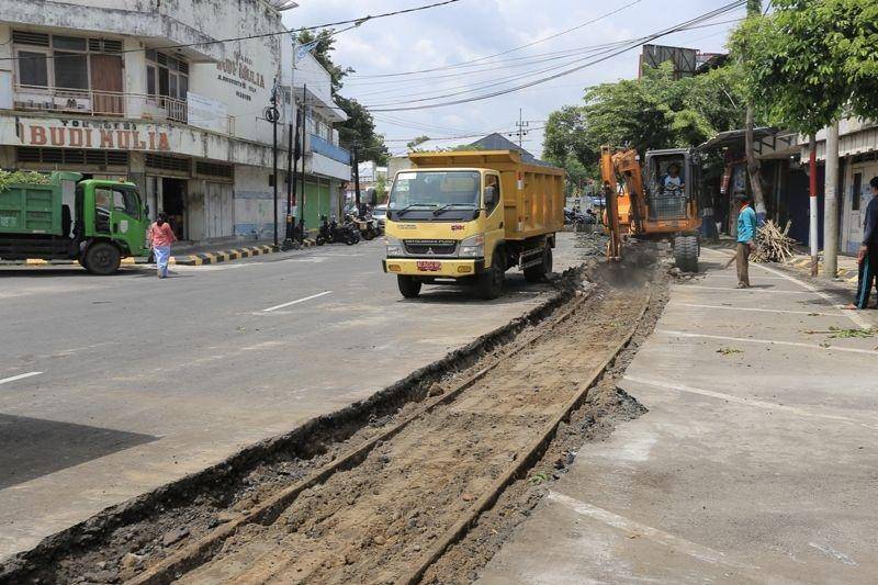 Pembongkaran rel kereta api nonaktif jalur Ponorogo - Madiun yang tertutup aspal lantaran akan dijadikan sebagai lokasi wisata kuliner di Kota Madiun. Dok.IDN Times/Istimewa