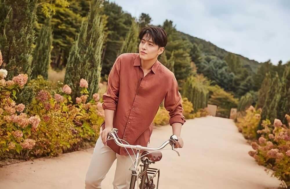 Kang Ha Neul (instagram.com/th_company_official)