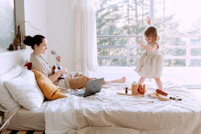 ilustrasi anak kecil menari (pexels.com/Tatiana Syrikova)