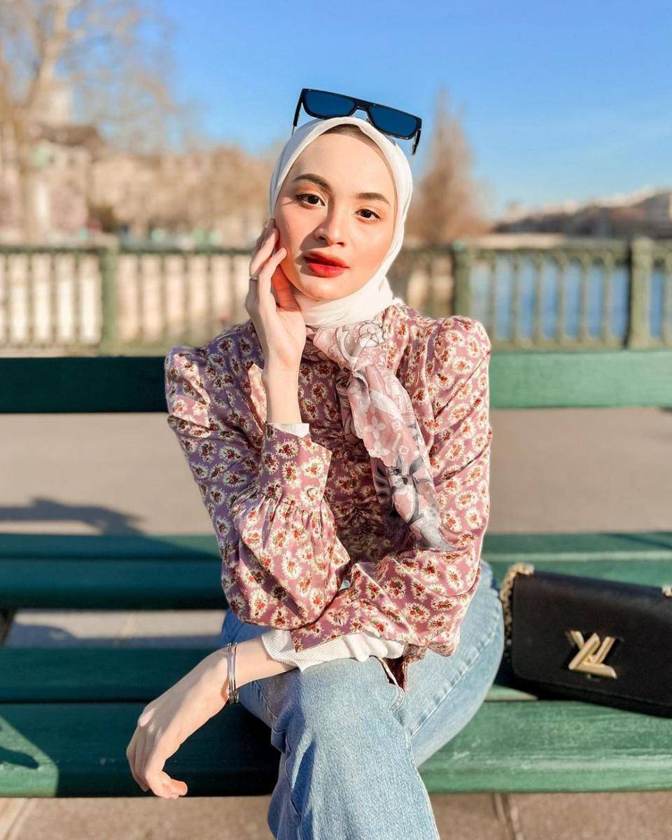 Sabrina Sosiawan dan keluarga di Paris. (instagram.com/sabrinasosiawan)