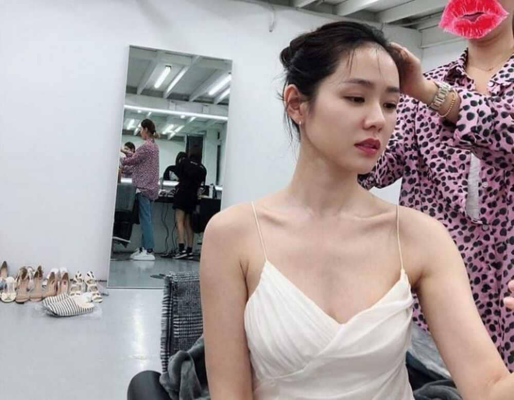 Son Ye Jin (instagram.com/yejinhand)